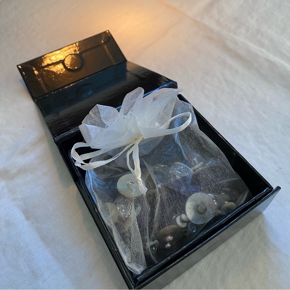 Button Bracelet - Picture 5 of 9